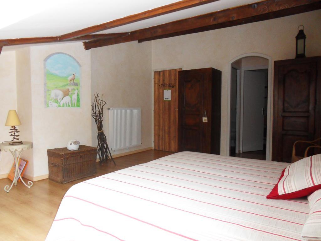 L'Estapade Des Tourelons Bed & Breakfast Saint-Jean-en-Royans Oda fotoğraf